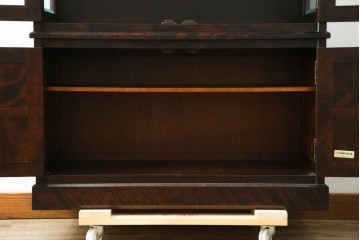 中古　美品　北海道民芸家具　三面ガラスでお気に入りを立体的に飾れる縦長キャビネット　(R-085764)