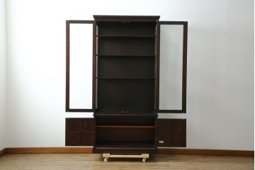 中古　美品　北海道民芸家具　三面ガラスでお気に入りを立体的に飾れる縦長キャビネット　(R-085764)