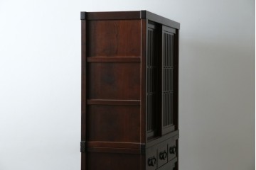 中古　美品　三越百貨店　三方栗材　凛とした印象を与える格子引き戸の水屋箪笥　(R-085765)