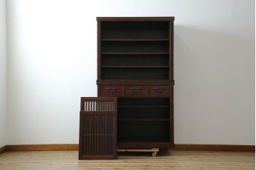 中古　美品　三越百貨店　三方栗材　凛とした印象を与える格子引き戸の水屋箪笥　(R-085765)