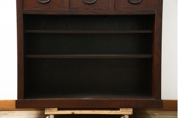 中古　美品　三越百貨店　三方栗材　凛とした印象を与える格子引き戸の水屋箪笥　(R-085765)