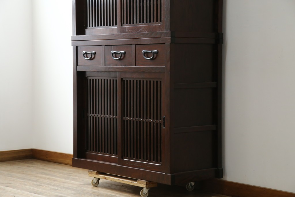 中古　美品　三越百貨店　三方栗材　凛とした印象を与える格子引き戸の水屋箪笥　(R-085765)