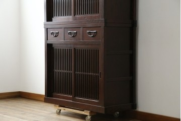 中古　美品　三越百貨店　三方栗材　凛とした印象を与える格子引き戸の水屋箪笥　(R-085765)