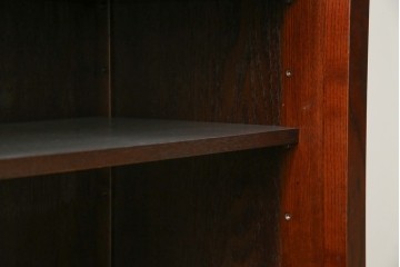 中古　美品　三越百貨店　三方栗材　凛とした印象を与える格子引き戸の水屋箪笥　(R-085765)