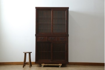 中古　美品　三越百貨店　三方栗材　凛とした印象を与える格子引き戸の水屋箪笥　(R-085765)