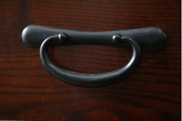 中古　美品　三越百貨店　三方栗材　凛とした印象を与える格子引き戸の水屋箪笥　(R-085765)