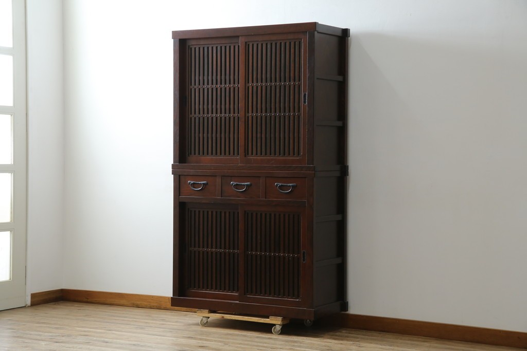 中古　美品　三越百貨店　三方栗材　凛とした印象を与える格子引き戸の水屋箪笥　(R-085765)