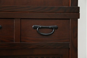 中古　美品　三越百貨店　三方栗材　凛とした印象を与える格子引き戸の水屋箪笥　(R-085765)