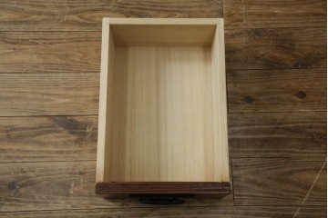 中古　美品　三越百貨店　三方栗材　凛とした印象を与える格子引き戸の水屋箪笥　(R-085765)