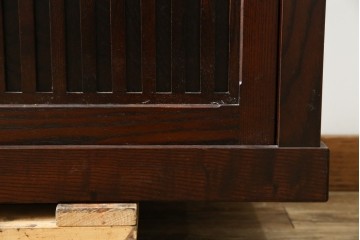 中古　美品　三越百貨店　三方栗材　凛とした印象を与える格子引き戸の水屋箪笥　(R-085765)