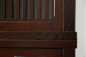 中古　美品　三越百貨店　三方栗材　凛とした印象を与える格子引き戸の水屋箪笥　(R-085765)