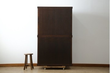 中古　美品　三越百貨店　三方栗材　凛とした印象を与える格子引き戸の水屋箪笥　(R-085765)