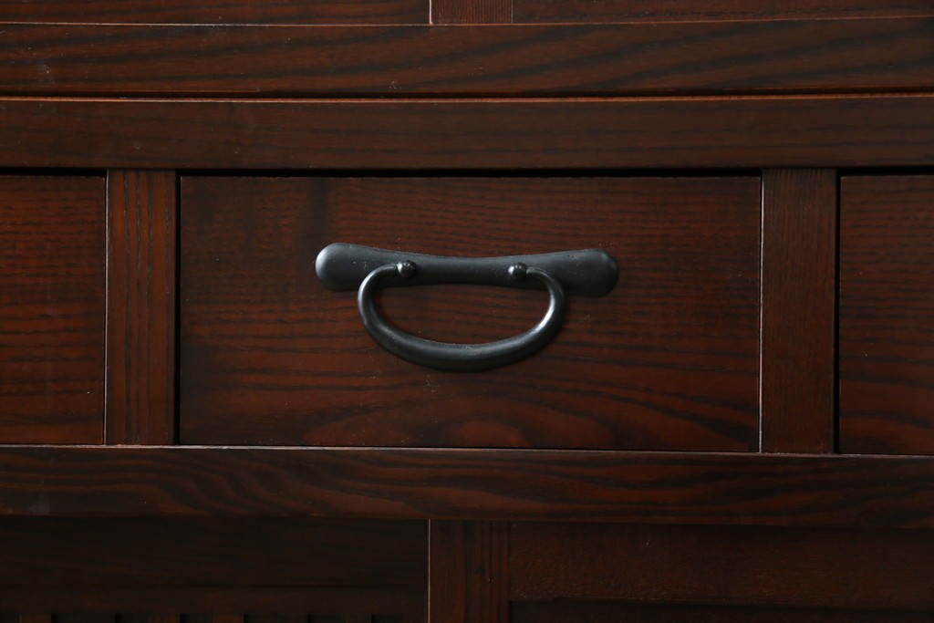 中古　美品　三越百貨店　三方栗材　凛とした印象を与える格子引き戸の水屋箪笥　(R-085765)