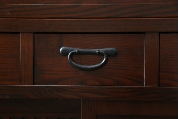 中古　美品　三越百貨店　三方栗材　凛とした印象を与える格子引き戸の水屋箪笥　(R-085765)