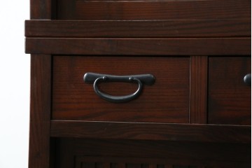 中古　美品　三越百貨店　三方栗材　凛とした印象を与える格子引き戸の水屋箪笥　(R-085765)