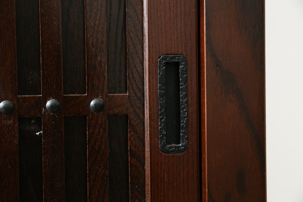 中古　美品　三越百貨店　三方栗材　凛とした印象を与える格子引き戸の水屋箪笥　(R-085765)