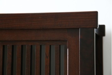 中古　美品　三越百貨店　三方栗材　凛とした印象を与える格子引き戸の水屋箪笥　(R-085765)