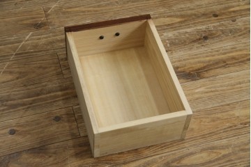 中古　美品　三越百貨店　三方栗材　凛とした印象を与える格子引き戸の水屋箪笥　(R-085765)