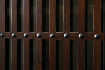 中古　美品　三越百貨店　三方栗材　凛とした印象を与える格子引き戸の水屋箪笥　(R-085765)