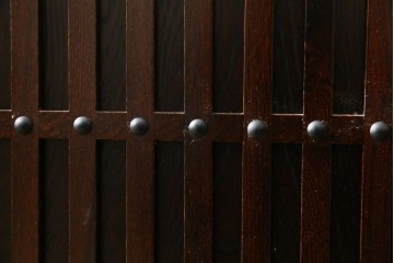 中古　美品　三越百貨店　三方栗材　凛とした印象を与える格子引き戸の水屋箪笥　(R-085765)