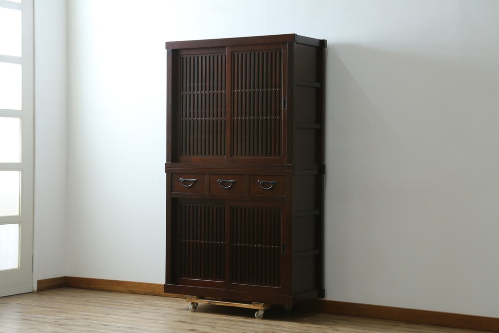 中古　美品　三越百貨店　三方栗材　凛とした印象を与える格子引き戸の水屋箪笥食器棚　(R-085765)