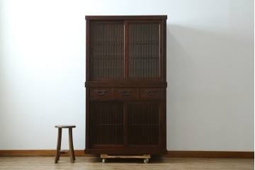 中古　美品　三越百貨店　三方栗材　凛とした印象を与える格子引き戸の水屋箪笥食器棚　(R-085765)