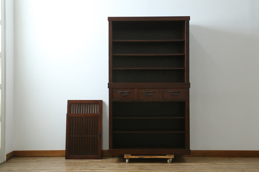 中古　美品　三越百貨店　三方栗材　凛とした印象を与える格子引き戸の水屋箪笥食器棚　(R-085765)