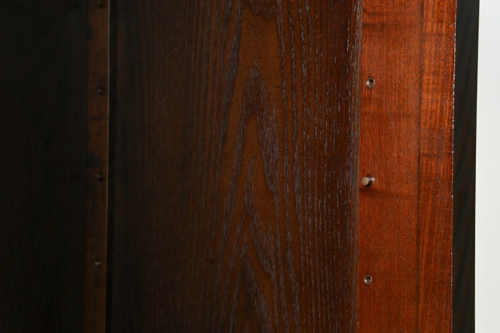 中古　美品　三越百貨店　三方栗材　凛とした印象を与える格子引き戸の水屋箪笥食器棚　(R-085765)