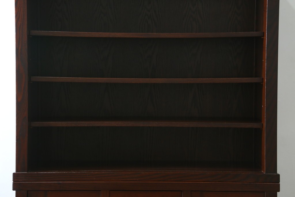 中古　美品　三越百貨店　三方栗材　凛とした印象を与える格子引き戸の水屋箪笥食器棚　(R-085765)