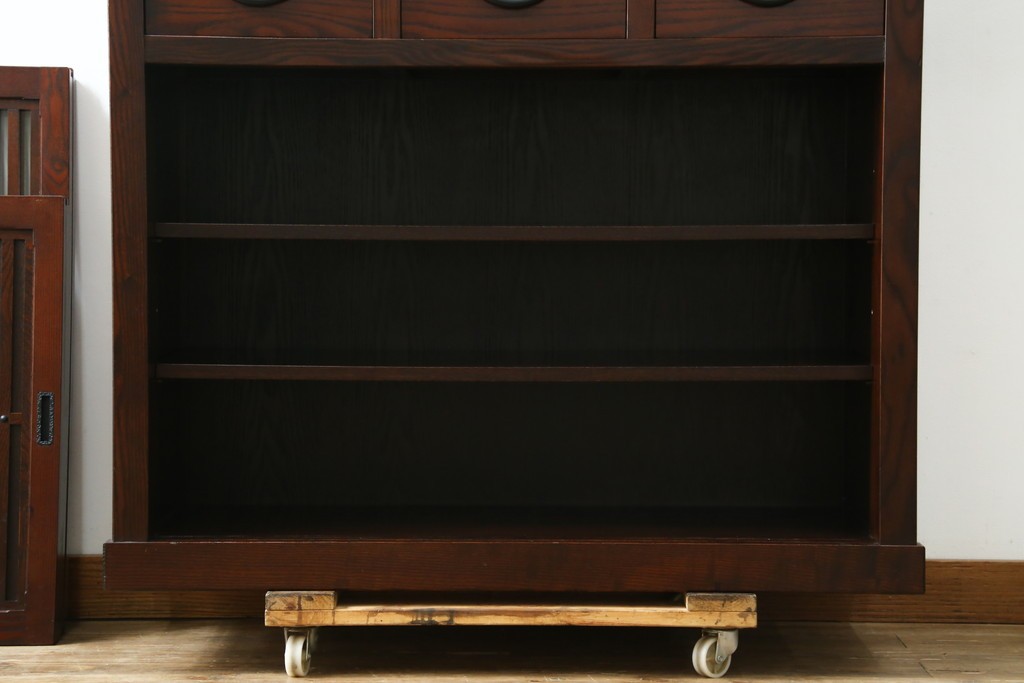 中古　美品　三越百貨店　三方栗材　凛とした印象を与える格子引き戸の水屋箪笥食器棚　(R-085765)