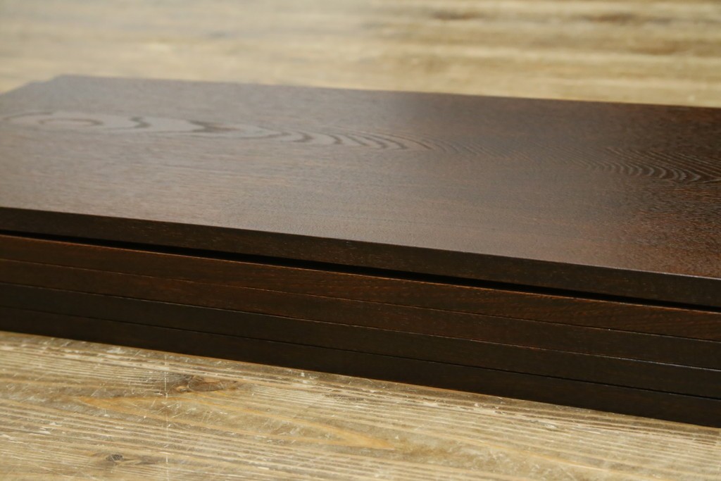 中古　美品　三越百貨店　三方栗材　凛とした印象を与える格子引き戸の水屋箪笥食器棚　(R-085765)