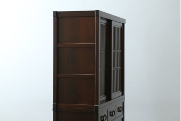 中古　美品　三越百貨店　三方栗材　凛とした印象を与える格子引き戸の水屋箪笥食器棚　(R-085765)