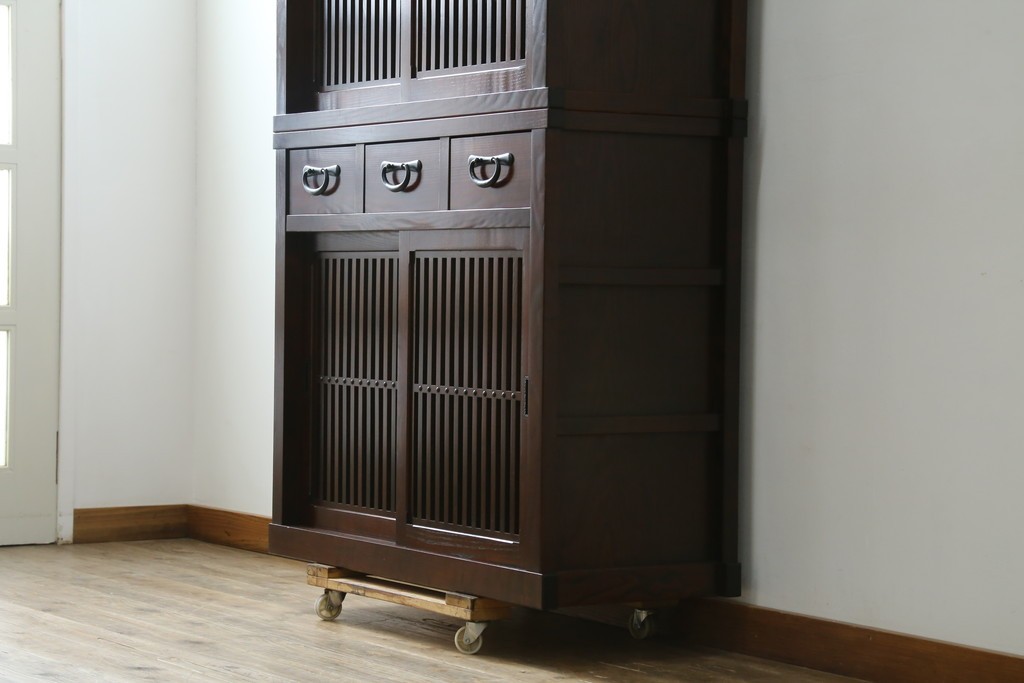 中古　美品　三越百貨店　三方栗材　凛とした印象を与える格子引き戸の水屋箪笥食器棚　(R-085765)