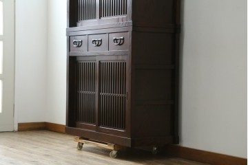 中古　美品　三越百貨店　三方栗材　凛とした印象を与える格子引き戸の水屋箪笥食器棚　(R-085765)