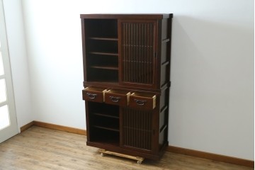 中古　美品　三越百貨店　三方栗材　凛とした印象を与える格子引き戸の水屋箪笥食器棚　(R-085765)