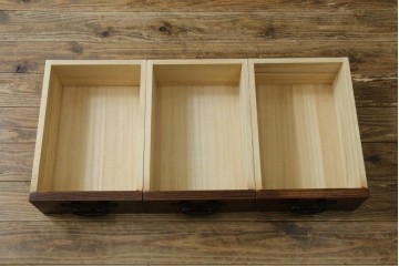 中古　美品　三越百貨店　三方栗材　凛とした印象を与える格子引き戸の水屋箪笥食器棚　(R-085765)