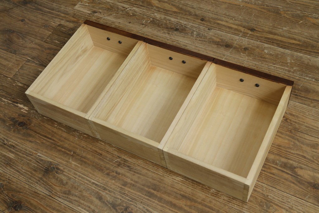 中古　美品　三越百貨店　三方栗材　凛とした印象を与える格子引き戸の水屋箪笥食器棚　(R-085765)