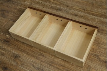 中古　美品　三越百貨店　三方栗材　凛とした印象を与える格子引き戸の水屋箪笥食器棚　(R-085765)