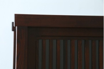 中古　美品　三越百貨店　三方栗材　凛とした印象を与える格子引き戸の水屋箪笥食器棚　(R-085765)