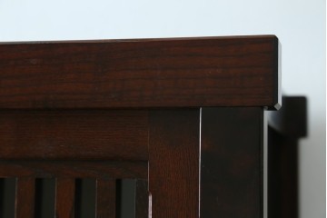 中古　美品　三越百貨店　三方栗材　凛とした印象を与える格子引き戸の水屋箪笥食器棚　(R-085765)