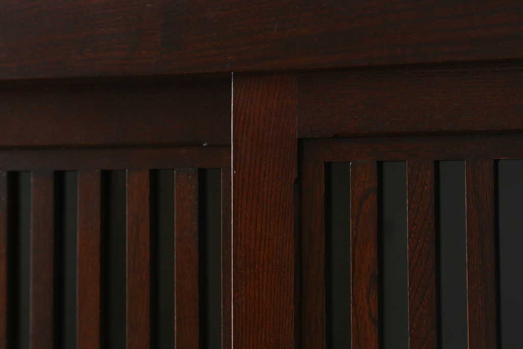 中古　美品　三越百貨店　三方栗材　凛とした印象を与える格子引き戸の水屋箪笥食器棚　(R-085765)