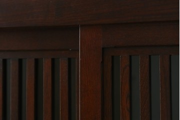 中古　美品　三越百貨店　三方栗材　凛とした印象を与える格子引き戸の水屋箪笥食器棚　(R-085765)