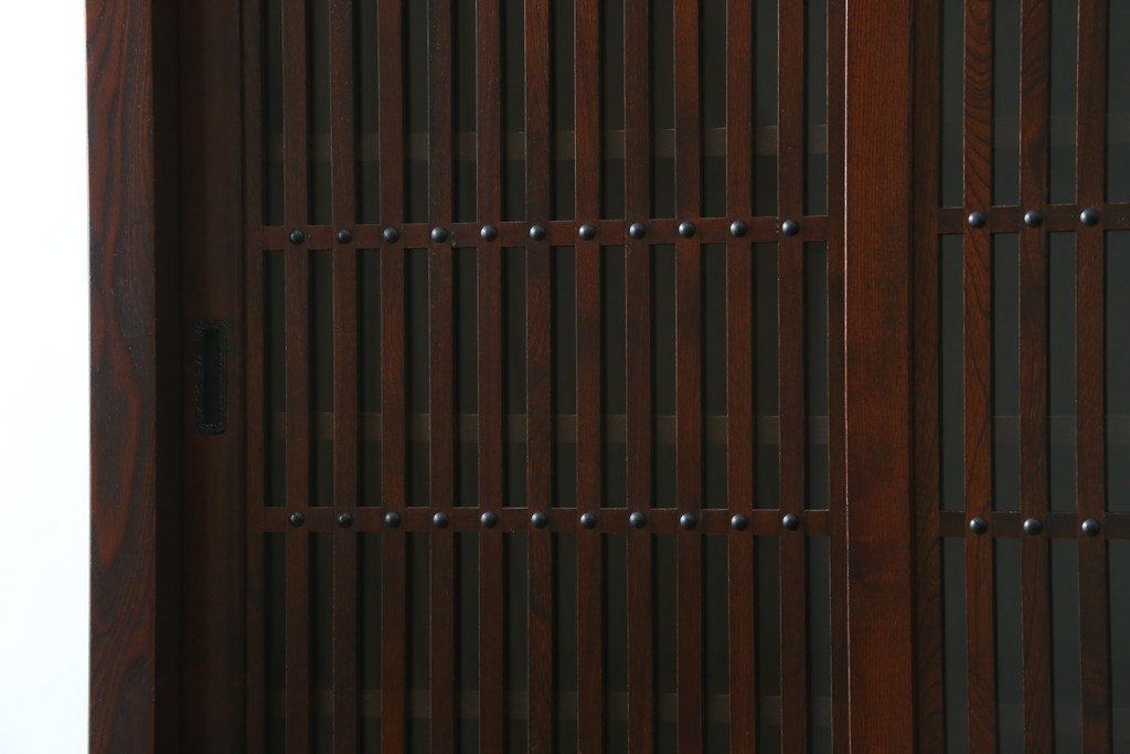 中古　美品　三越百貨店　三方栗材　凛とした印象を与える格子引き戸の水屋箪笥食器棚　(R-085765)