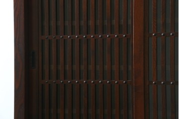 中古　美品　三越百貨店　三方栗材　凛とした印象を与える格子引き戸の水屋箪笥食器棚　(R-085765)