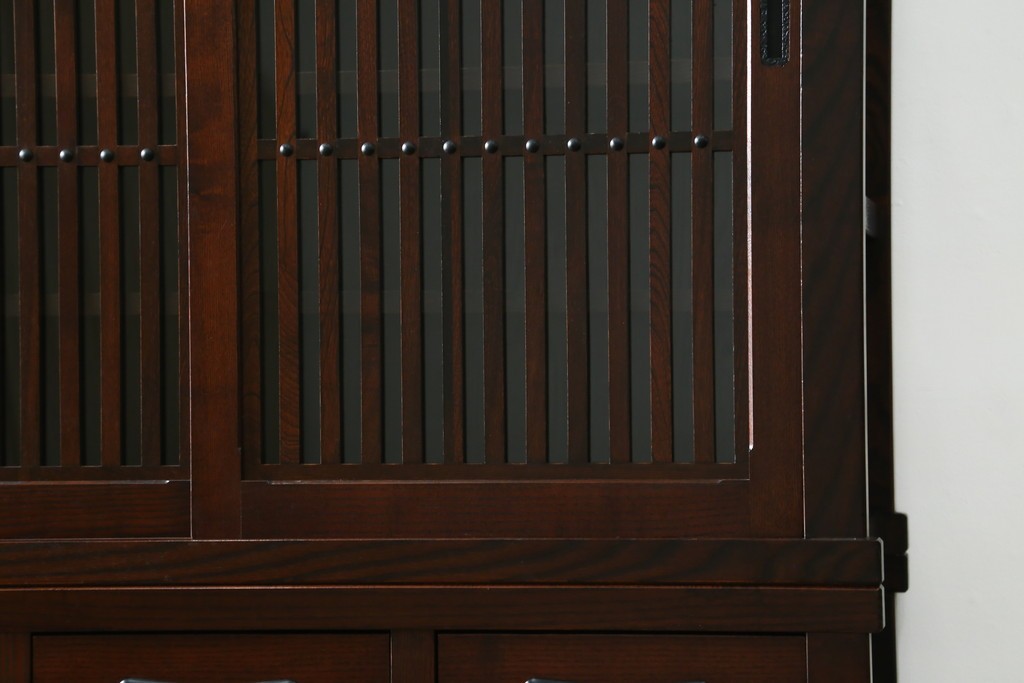 中古　美品　三越百貨店　三方栗材　凛とした印象を与える格子引き戸の水屋箪笥食器棚　(R-085765)