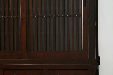 中古　美品　三越百貨店　三方栗材　凛とした印象を与える格子引き戸の水屋箪笥食器棚　(R-085765)