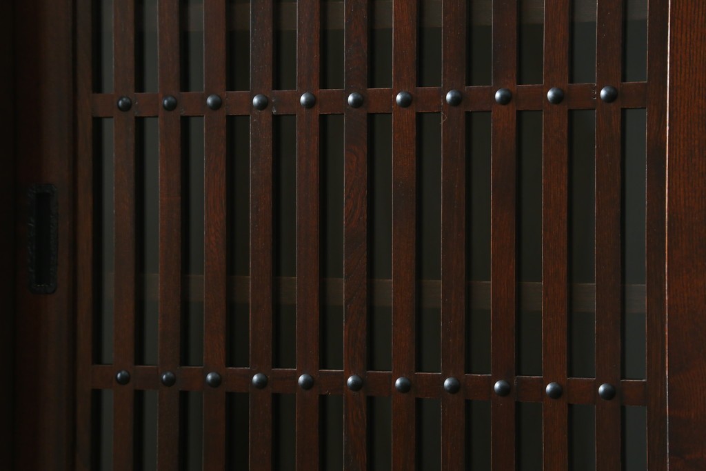 中古　美品　三越百貨店　三方栗材　凛とした印象を与える格子引き戸の水屋箪笥食器棚　(R-085765)