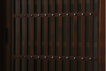 中古　美品　三越百貨店　三方栗材　凛とした印象を与える格子引き戸の水屋箪笥食器棚　(R-085765)