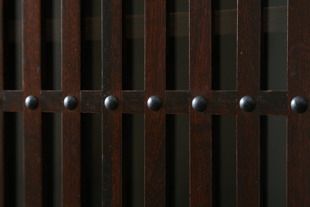 中古　美品　三越百貨店　三方栗材　凛とした印象を与える格子引き戸の水屋箪笥食器棚　(R-085765)