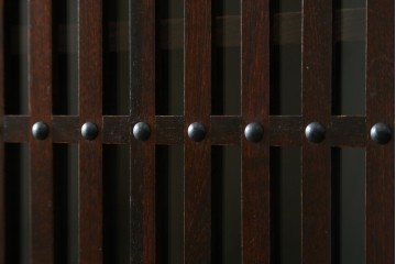 中古　美品　三越百貨店　三方栗材　凛とした印象を与える格子引き戸の水屋箪笥食器棚　(R-085765)